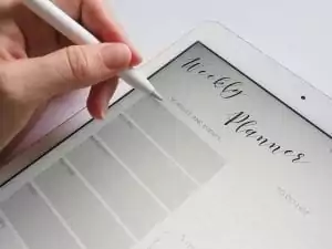 A person taking notes in a electronic planner