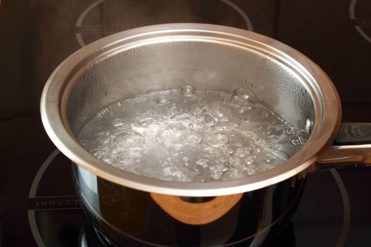 water in pot boiling