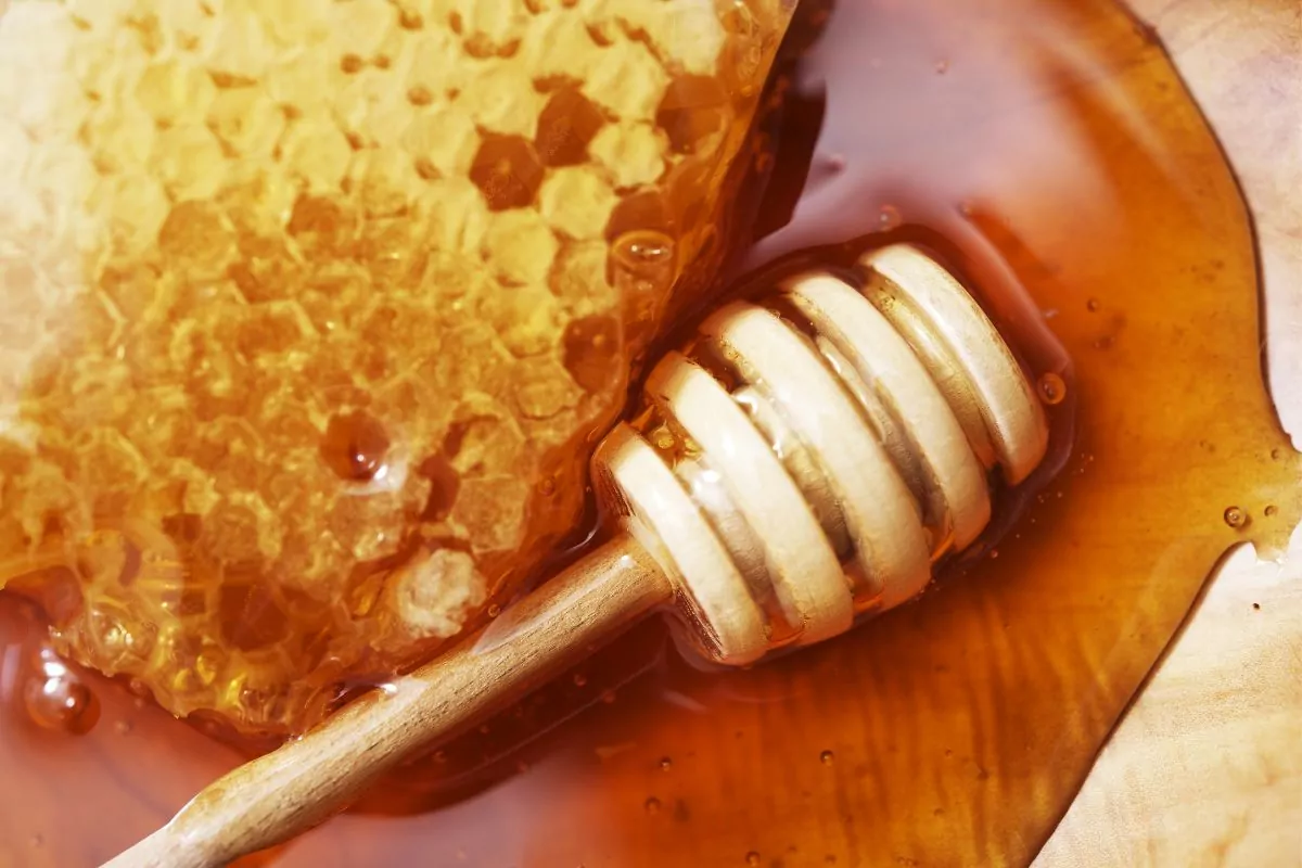 Raw honey with dipper
